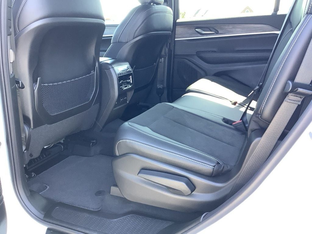 2027 Jeep Grand Cherokee GRAND CHEROKEE L LAREDO ALTITUDE 4X4