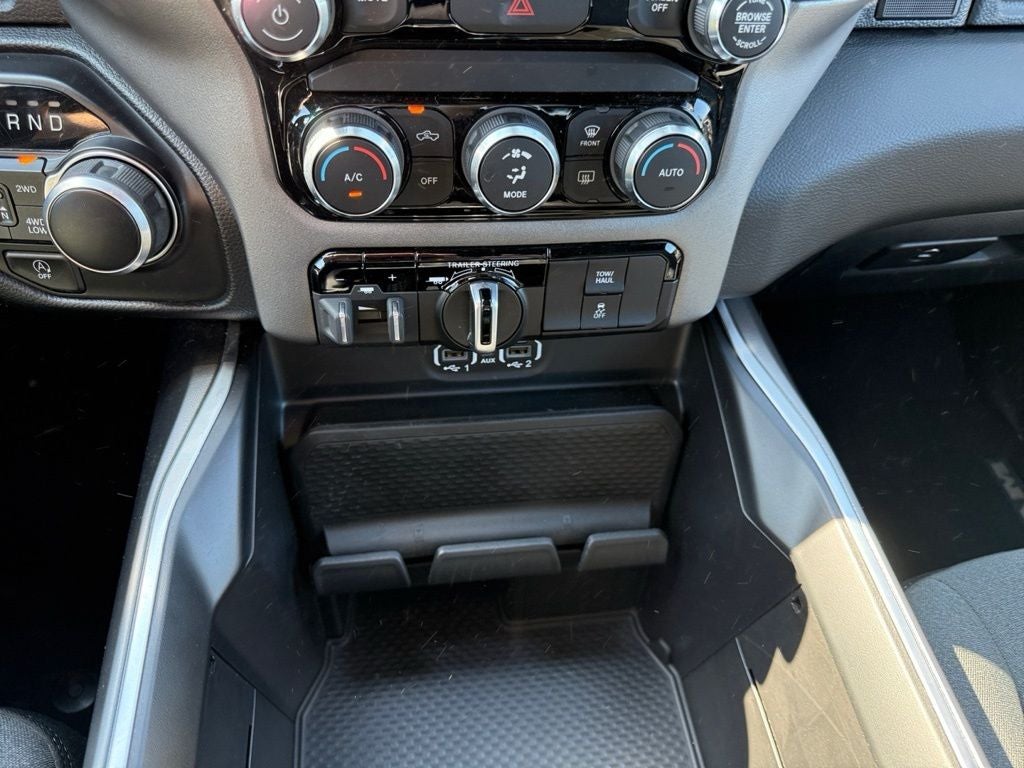 2022 RAM 1500 Big Horn Crew Cab 4x4 5'7' Box