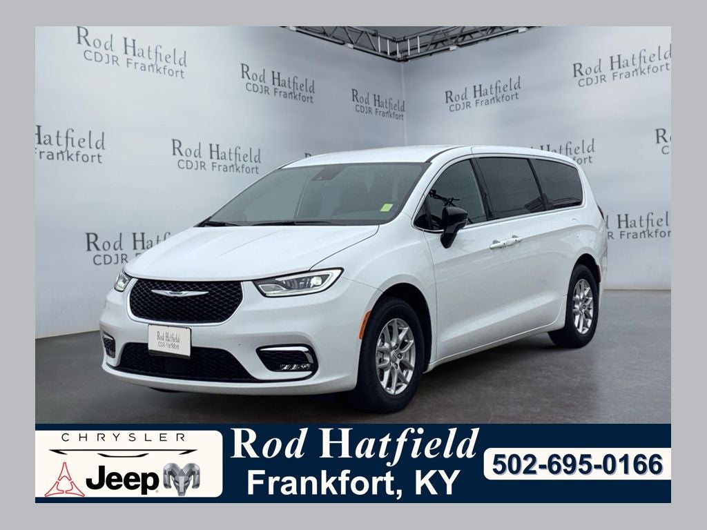 2026 Chrysler Pacifica Select's photo