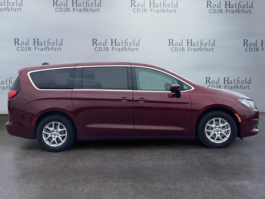 2022 Chrysler Voyager LX