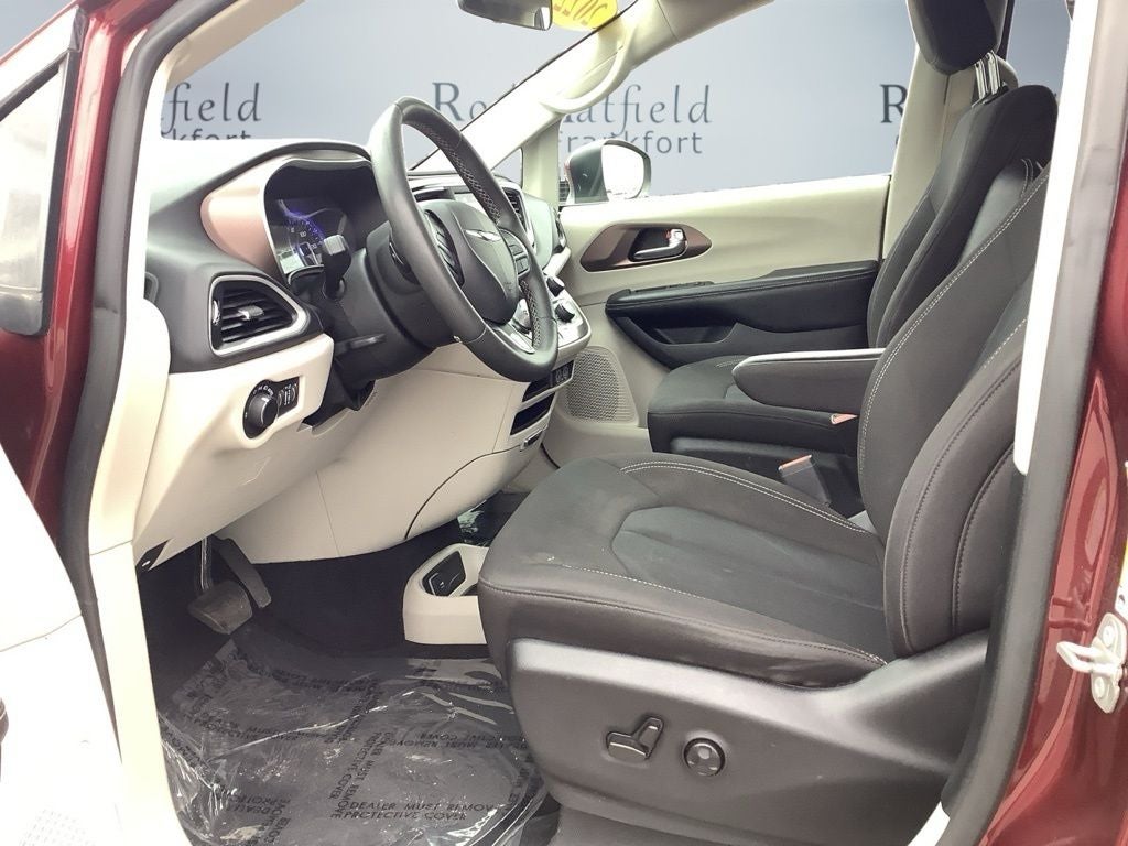 2022 Chrysler Voyager LX